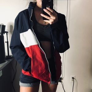 Tommy Hilfiger Jacket WITH a hood🤤💛